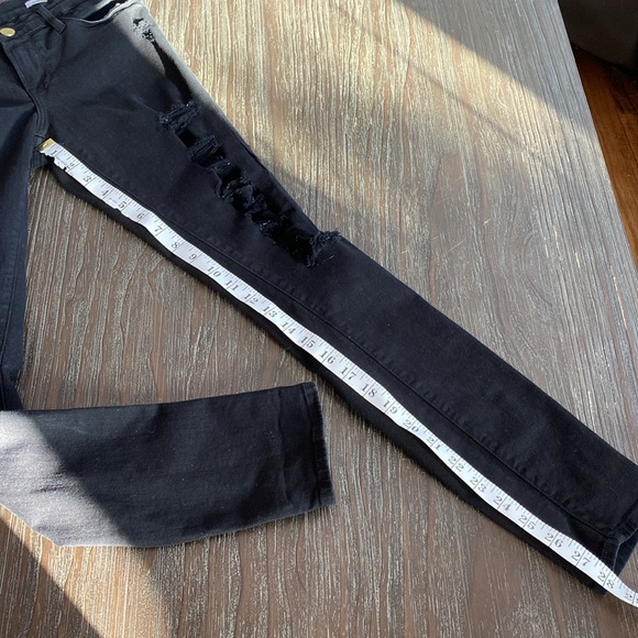 Frame denim Los Angeles in skinny de Jeanne, size 26 black distressed. - Picture 10 of 10